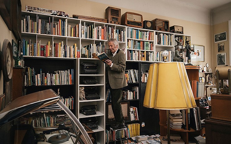 Foto: ServusTV/Hörmandinger Alfred Komarek vor seinem Bücherregal.