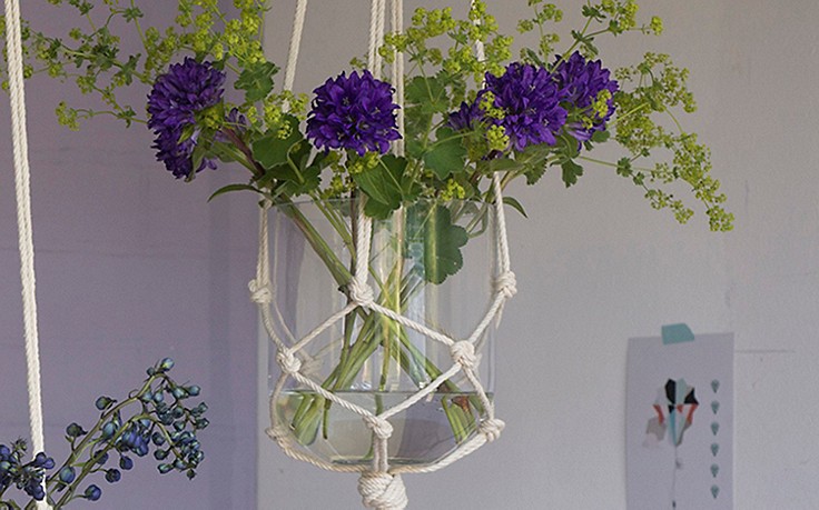 Foto: Katharina Gossow Aus Seilen geknüpfte Blumenampel