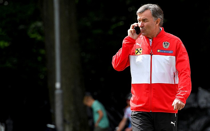 Foto: GEPA / Phillip Ort Willi Ruttensteiner telefonierend am Trainingsplatz.