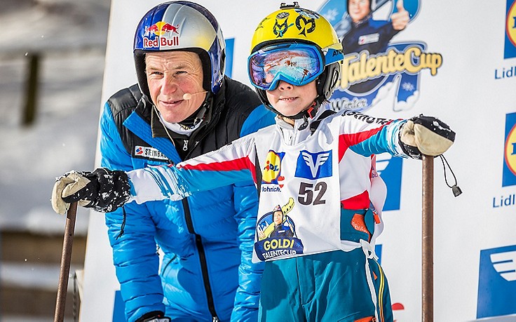 Andi Goldberger mit einem Kind beim Goldi Talente Cup in Bischofshofen. (Foto: Red Bull Content Pool) Andi Goldberger sucht laufend nach neuen Skisprung-Talenten.