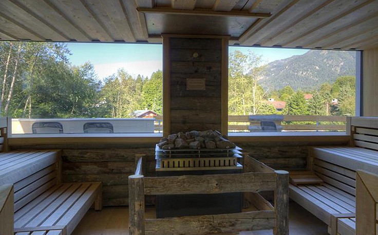 Foto: Mauritius Images Eine Sauna mit Fenstern und Aussicht.