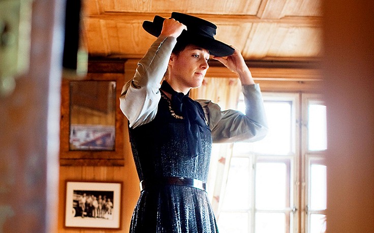 Foto: Petra Rainer Frau trägt Juppe, die Tracht der Wälder.