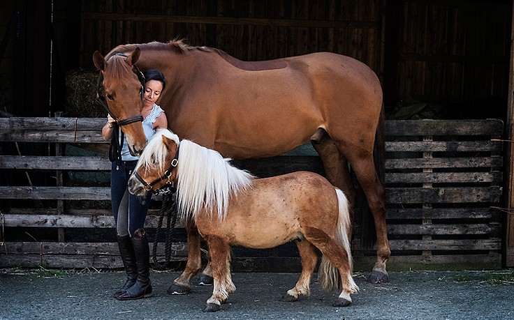 Foto: Mauritius Images Frau mit Pferd und Pony