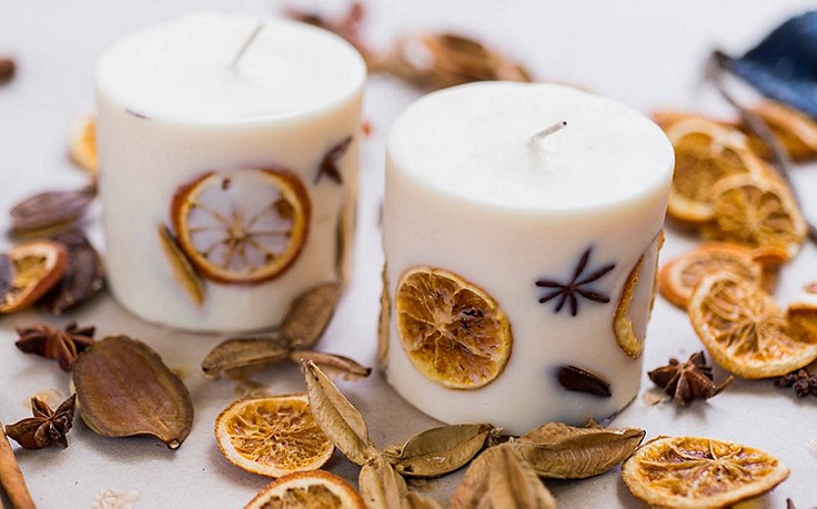 Stumpenkerze mit Orangenscheiben und Sternanis