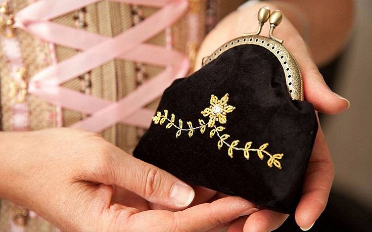 Trachten-Geldbörse aus schwarzem Samt mit Goldstickerei