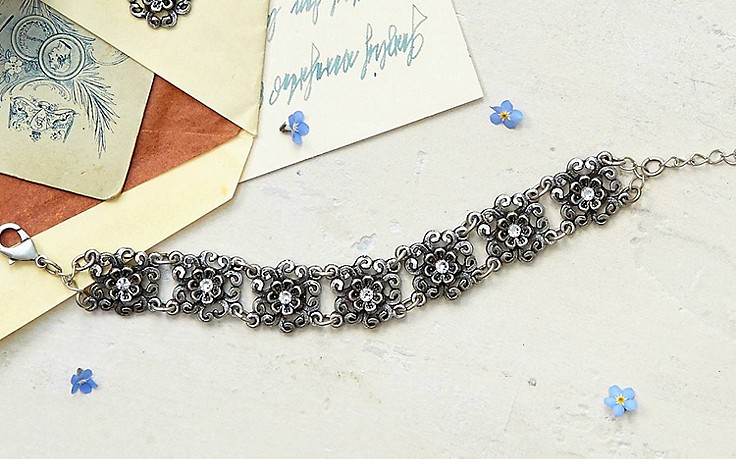 Silbernes Trachtenarmband mit Blumen und Swarovski-Kristallen