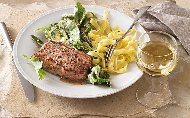 Kalbsrückensteak - (c) Eisenhut & Mayer Kalbsrückensteak mit Kohlrabiblätter und Nudeln