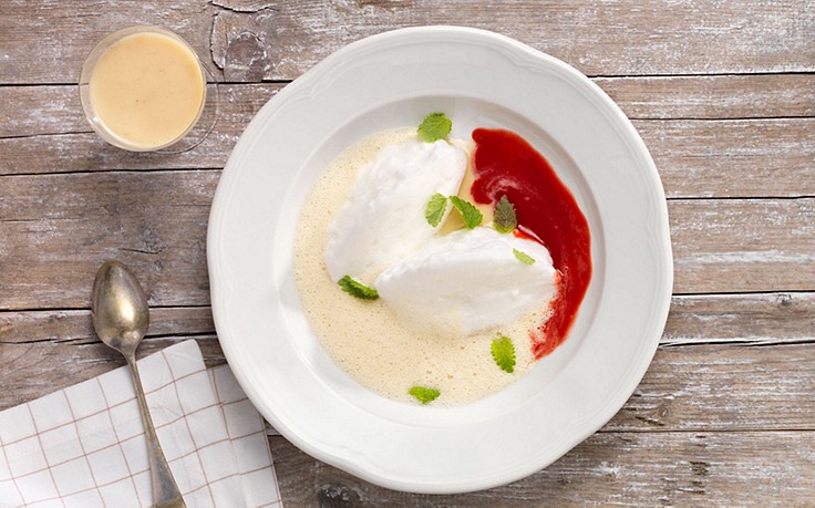 Schneenockerl - (c) Eisenhut & Mayer Schneenockler mit Himbeersauce