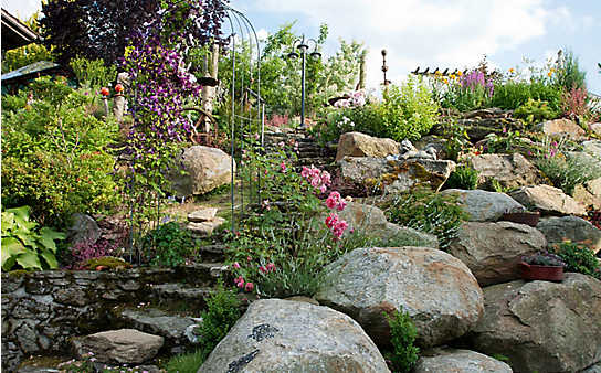 Inspiration für den Garten: Gestaltung mit Naturstein und Ziegel - (c) Foto: Evi Pelzer Inspiration für den Garten: Gestaltung mit Naturstein und Ziegel