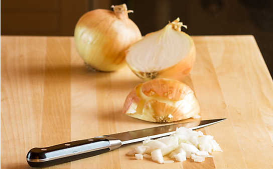 Zwiebel richtig schneiden - (c) Foto: Thinkstock Zwiebel richtig schneiden