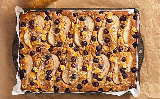 Müsli-Blechkuchen mit Birnen und Heidelbeeren - (c) Foto: Eisenhut & Mayer Müsli - Blechkuchen