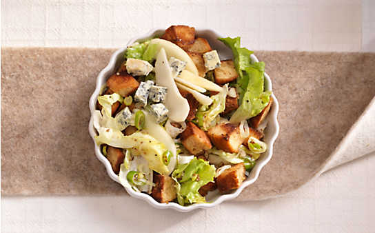 Brotsalat mit Blauschimmelkäse und Birne - (c) Foto: Eisenhut & Mayer Brotsalat