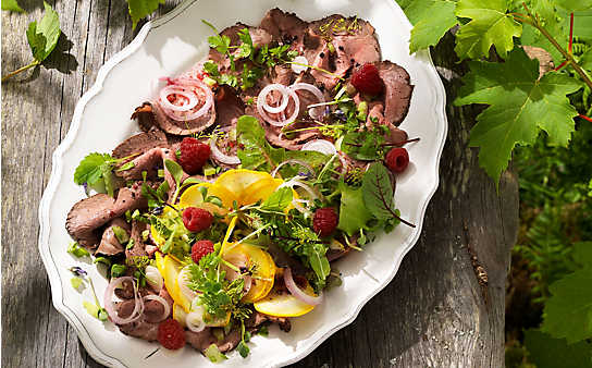 Kalter Wildschweinbraten auf Zucchini-Tomaten-Wildkräuter-Salat - (c) Foto: Eisenhut & Mayer Wildschweinbraten