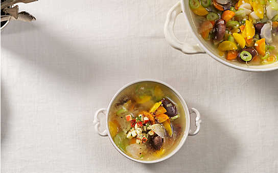 Gemüsesuppe mit Saubohnen und Äpfeln - (c) Foto: Eisenhut & Mayer Gemüsesuppe mit Saubohnen und Äpfeln