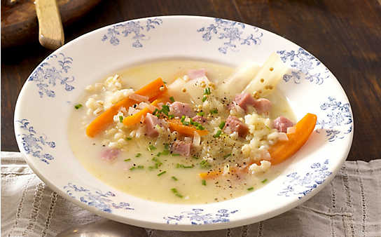 Selchsuppe mit Graupen, Senfgurken und Karotten - (c) Foto: Eisenhut & Mayer Selchsuppe