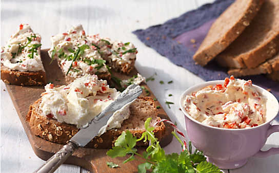 Artischockenaufstrich auf selbstgebackenem Dinkel-Walnuss-Brot - (c) Foto: Eisenhut & Mayer Artischockenaufstrich
