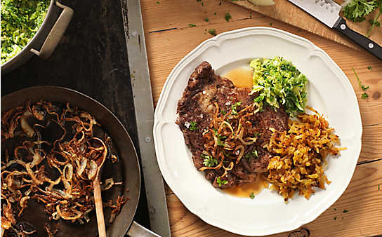 Zwiebelrostbraten vom Almochsen - (c) Foto: Eisenhut & Mayer Zwiebelrostbraten