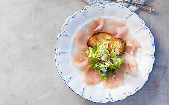 Gebeizter Huchen mit Röstbrot und Blattsalat - (c) Foto: Eisenhut & Mayer Gebeizter Huchen