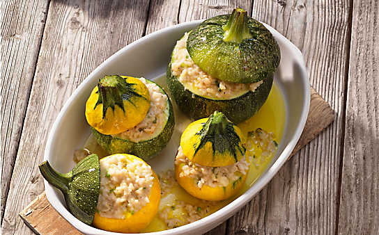 Zucchini gefüllt mit Zwiebelreis - (c) Foto: Eisenhut & Mayer Gefüllte Zucchini