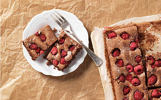 Schoko-Blechkuchen mit Himbeeren - (c) Eisenhut & Mayer Schoko-Blechkuchen