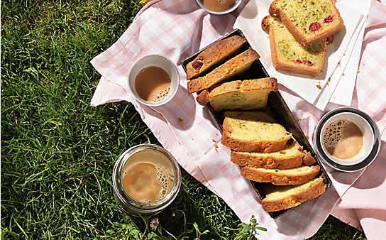 Pistazien-Marmorkuchen mit Himbeeren - (c) Foto: Eisenhut & Mayer Pistazien-Marmorkuchen mit Himbeeren