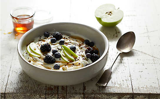 Joghurt mit Früchten und Leinsamen - (c) Foto: Mauritius Images Joghurt mit Früchten und Leinsamen