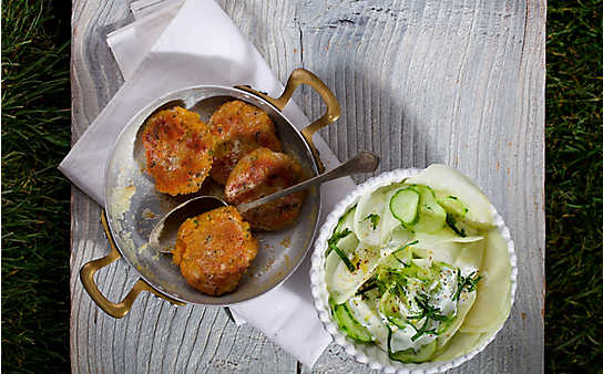Karfiol-Käse-Laibchen mit Gurken-Kohlrabi-Salat - (c) Foto: Thomas Apolt Karfiol-Käse-Laibchen mit Gurken-Kohlrabi-Salat