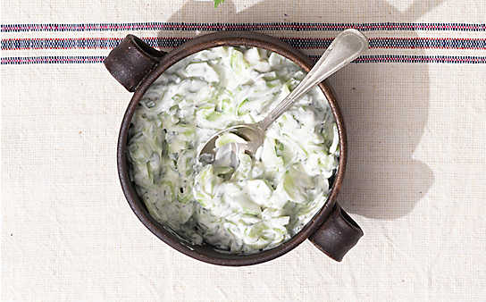 Gurkensalat mit Joghurt und Knoblauch - (c) Foto: Eisenhut & Mayer Gurkensalat mit Joghurt und Knoblauch