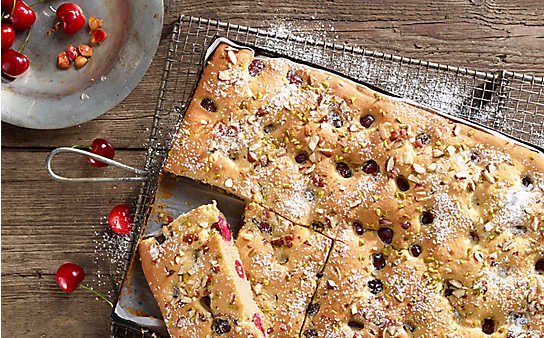 Spuckkuchen mit Kirschen - (c) Foto: Stephanie Golser Spuckkuchen mit Kirschen