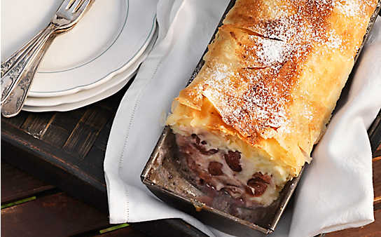 Topfenstrudel mit Zwetschken - (c) Foto: Eisenhut & Mayer Topfenstrudel mit Zwetschken
