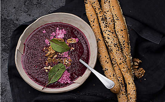 Rote-Rüben-Schaumsuppe mit Knusperstangerln - (c) Foto: Carletto Photography Rote-Rüben-Schaumsuppe mit Knusperstangerln