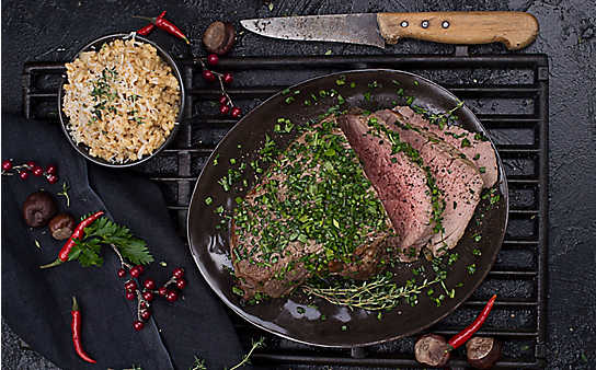 Roastbeef im Kräutermantel mit Perlweizenrisotto - (c) Foto: Carletto Photography Roastbeef im Kräutermantel mit Perlweizenrisotto
