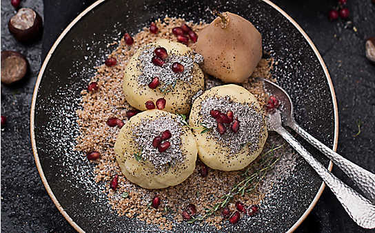 Mohn-Cranberry-Topfenknödel mit Birnenkompott - (c) Foto: Carlotto Photography Mohn-Cranberry-Topfenknödel mit Birnenkompott