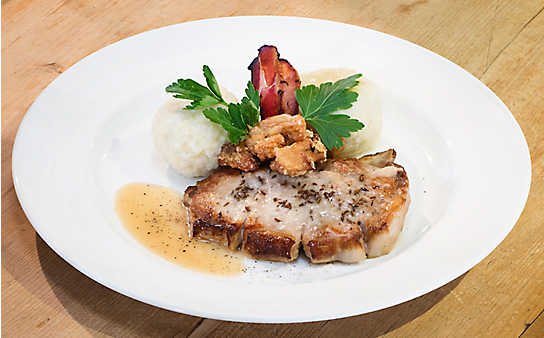 Mostkotelett mit Sauerkraut-Speckknödel - (c) Foto: Christoph Wagner Mostkotelett mit Sauerkraut-Speckknödel