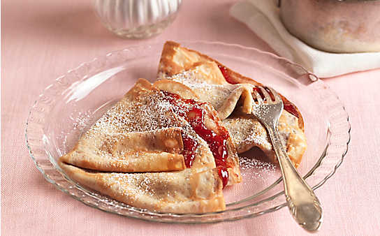 Kaffeepalatschinke mit Dirndlmarmelade - (c) Foto: Eisenhut & Mayer Kaffeepalatschinke mit Dirndlmarmelade