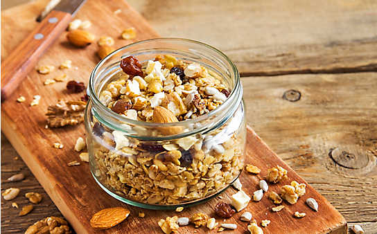 Knuspermüsli mit Nüssen und Samen - (c) Foto: iStock Photo Knuspermüsli mit Nüssen und Samen