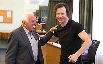 ServusTV-Moderator Ioan Holender: „Ich wünschte, Teodor Currentzis wäre in Wien“ - (c) Foto: ServusTV ServusTV-Moderator Ioan Holender: „Ich wünschte, Teodor Currentzis wäre in Wien“