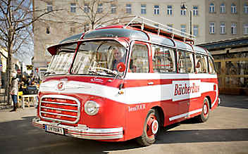 Der literaTOUR-Bücherbus: Ein Schatzerl auf vier Rädern - (c) Foto: ServusTV/dmg Film Der literaTOUR-Bücherbus: Ein Schatzerl auf vier Rädern