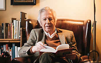Alfred Komarek – 5 Bücher, die mir am Herzen liegen - (c) Foto: ServusTV/Hörmandinger Alfred Komarek – 5 Bücher, die mir am Herzen liegen