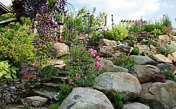 Inspiration für den Garten: Gestaltung mit Naturstein und Ziegel - (c) Foto: Evi Pelzer Inspiration für den Garten: Gestaltung mit Naturstein und Ziegel