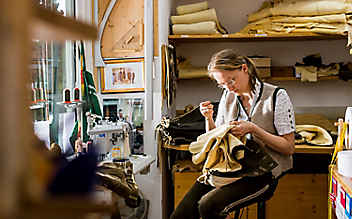 Lederhosen in Handarbeit: Selbst gegerbt, mit Liebe gesäckelt - (c) Foto: Michael Reidinger Lederhosen in Handarbeit: Selbst gegerbt, mit Liebe gesäckelt