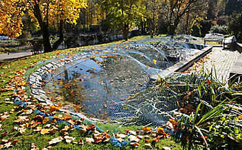 Oktober-Gartentipp Nr. 2: Gartenteich im Herbst säubern - (c) Foto: Mauritius Images Oktober-Gartentipp Nr. 2: Gartenteich im Herbst säubern