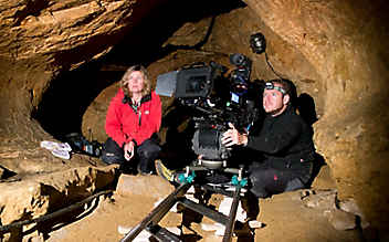 In der Dunkelheit der Knochenhöhle - (c) Foto: Terra Mater / Ruth Berry / Bernhard Popovic In der Dunkelheit der Knochenhöhle