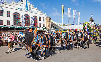 O'zapft is: Auf zum Münchner Oktoberfest! - (c) Foto: Mauritius Images Ozapft is: Auf zum Münchner Oktoberfest!