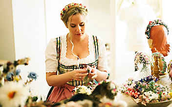 Die Blumenbinderin und ihre kunstvollen Blumenkränze - (c) Foto: Philipp Horak Die Blumenbinderin und ihre kunstvollen Blumenkränze