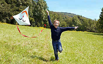 Basteln mit Kindern: fröhlicher Flugdrachen - (c) Foto: Lisa Müller Basteln mit Kindern: fröhlicher Flugdrachen