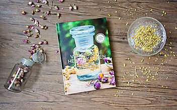 Buch-Tipp: Vergessene Heiltinkturen - (c) Foto: Anna Schober Buch-Tipp: Vergessene Heiltinkturen