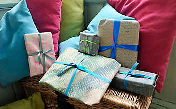 Selbst bedrucktes Geschenkpapier - (c) Foto: Alexi Pelekanos Selbst bedrucktes Geschenkpapier