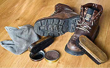 Richtig Schuhe putzen - (c) Foto: Mauritius Images Richtig Schuhe putzen