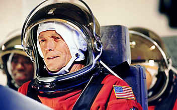 Echter Space Cowboy: Der älteste Astronaut der Welt
- (c) Foto: Warner Bros. Echter Space Cowboy: Der älteste Astronaut der Welt